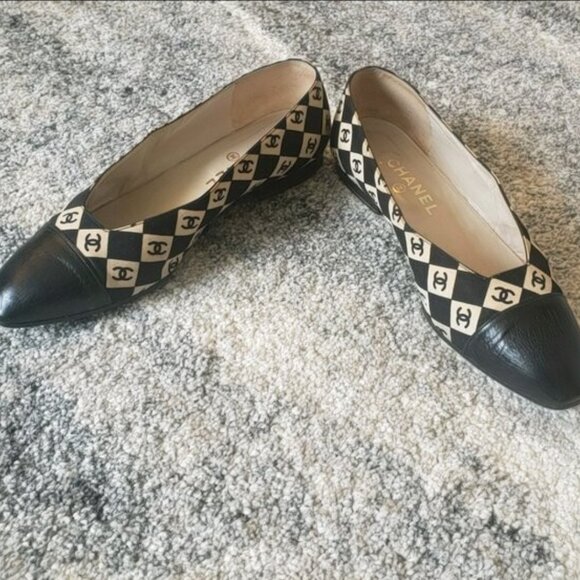 Super RARE CHANEL Vintage Flats Interlocking CCs All Over - Picture 3 of 15